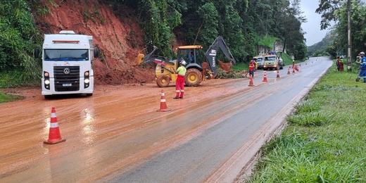 Queda de barreira deixa RJ-116 em pare e siga entre Nova Friburgo e Bom Jardim