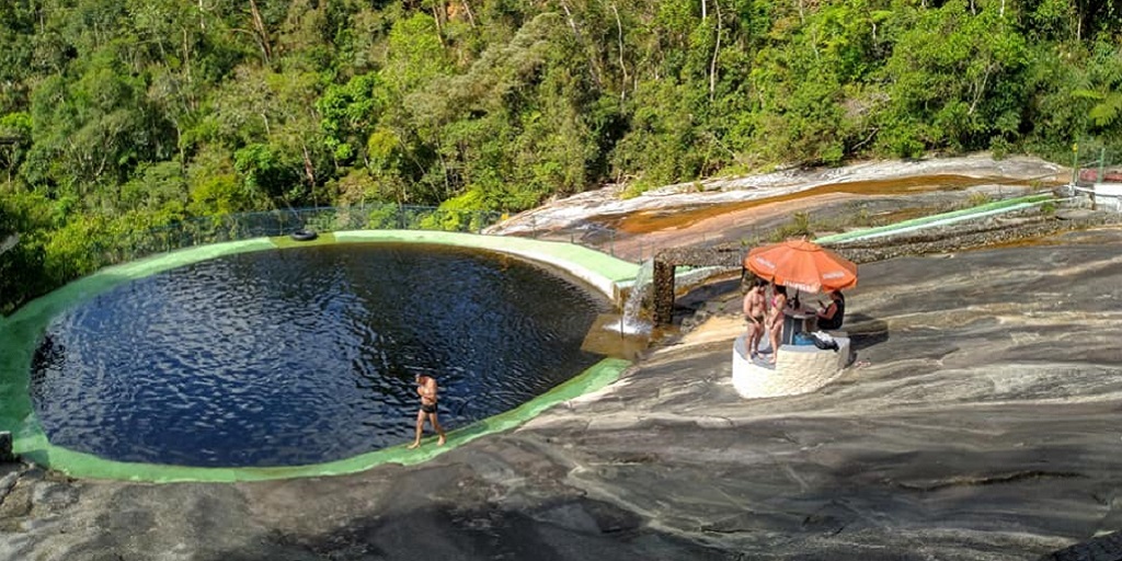 Piscinas de clube desativado em Nova Friburgo, RJ, acumulam água parada, Região Serrana