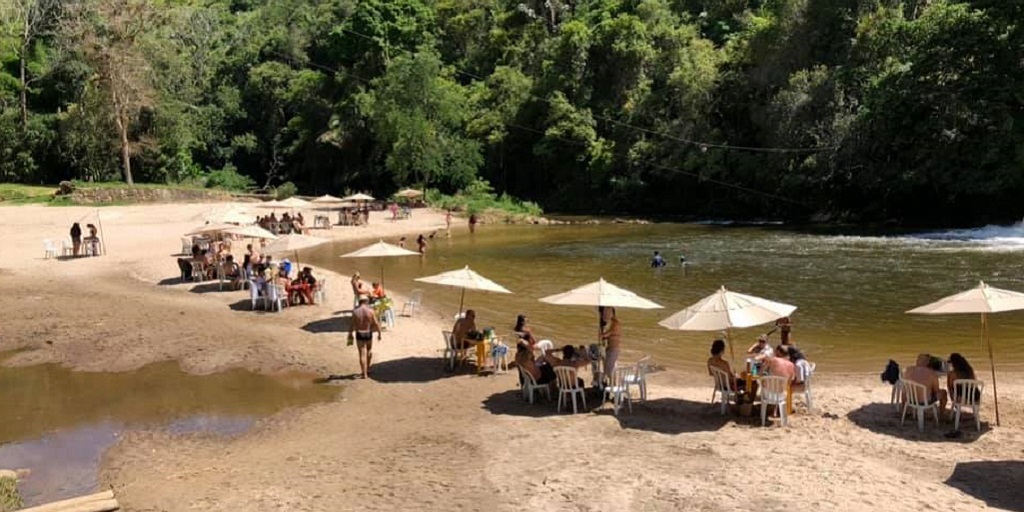 Piscinas de clube desativado em Nova Friburgo, RJ, acumulam água parada, Região Serrana