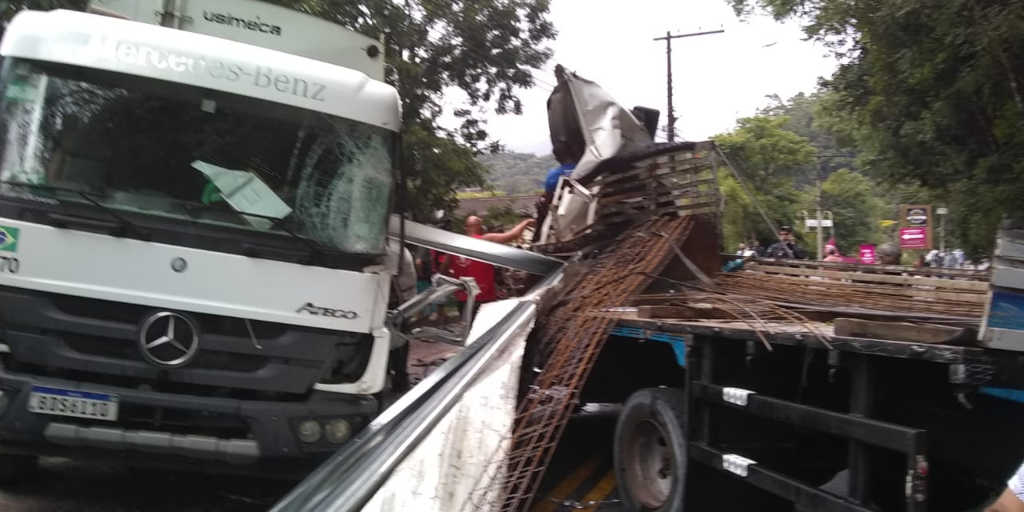 Pista é liberada após acidente no trecho da RJ-116 em bairro de Nova Friburgo