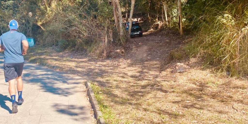 Carros são encontrados estacionados em trechos da via que, antes, eram de mata fechada