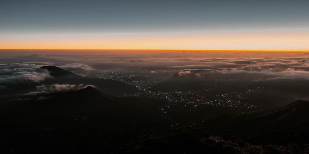 Nascer do sol visto do Pico da Caledônia, em Nova Friburgo
