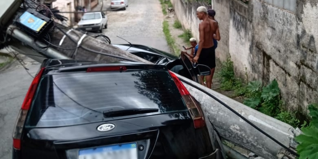 'Tínhamos saído do carro há menos de 5 minutos', diz dona de veículo atingido por poste em Friburgo