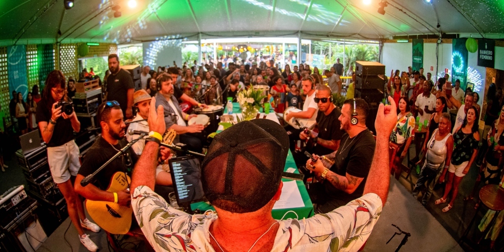 Evento traz o clima tradicional de uma roda de samba
