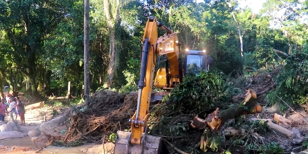 Máquinas trabalham para reestabelecer os acesso à localidade de Faraó