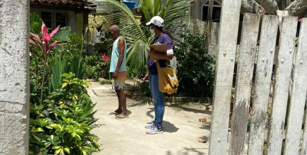 Agente de Combate a Endemias fazendo visita em casas de Búzios