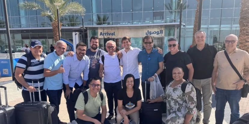 Johnny Maycon posa com outros gestores municipais do Brasil em aeroporto da Arábia Saudita