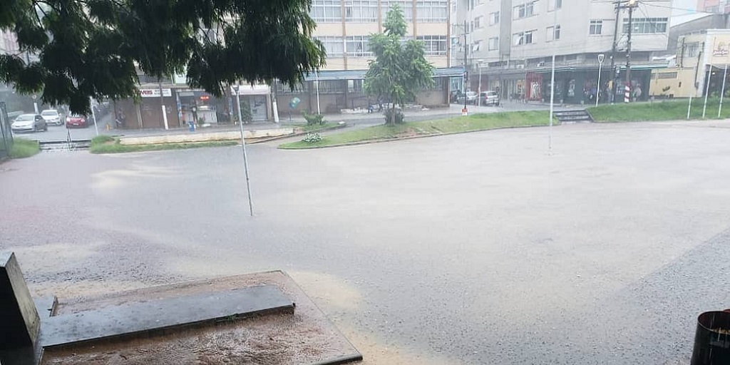 Chuva deixa ruas e praças alagadas em Teresópolis