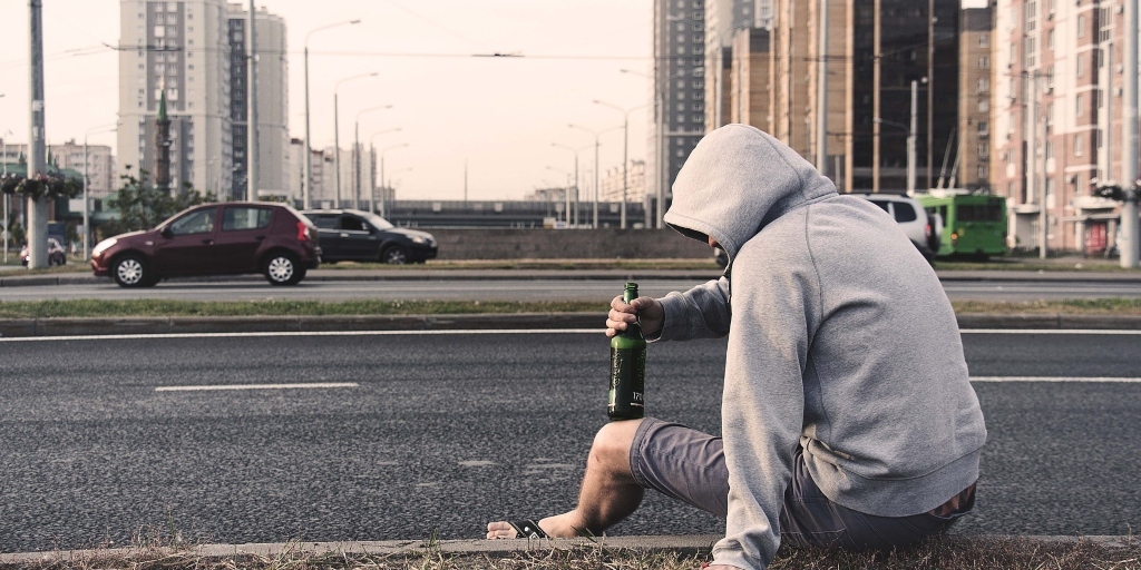 Pesquisa aponta aumento do consumo exagerado de álcool na pandemia; entenda os riscos
