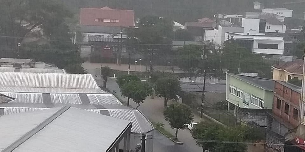 Fortes chuvas deixam três desalojados e abre cratera em bairro de Nova Friburgo