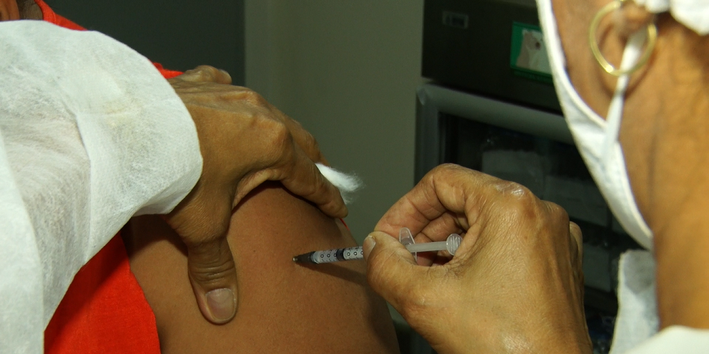 Araruama e Cabo Frio seguem vacinando população contra Covid-19
