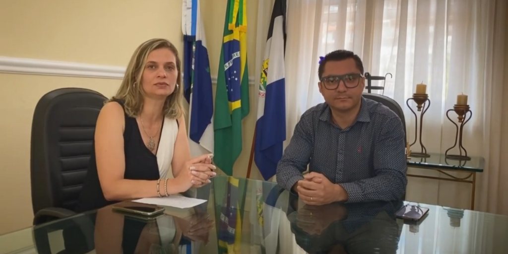 Secretária de Educação, Caroline Klein, e prefeito Johnny Maycon anunciam entrega de absorventes nas escolas 