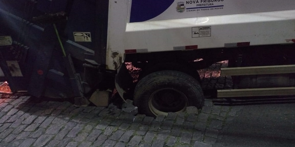 Roda do caminhão ficou presa no buraco que se abriu na via