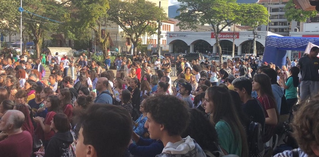 Manifestantes durante o protesto da Educação, em Friburgo