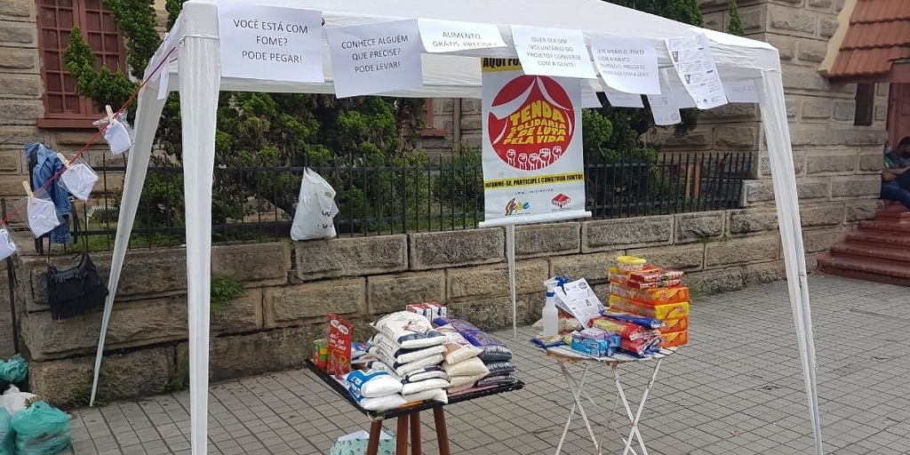 Tenda solidária em Nova Friburgo arrecada alimentos e itens de higiene para doação