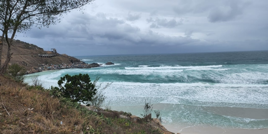 Fim de semana terá queda nas temperaturas, previsão de ressaca em Arraial do Cabo e ventos fortes em Búzios