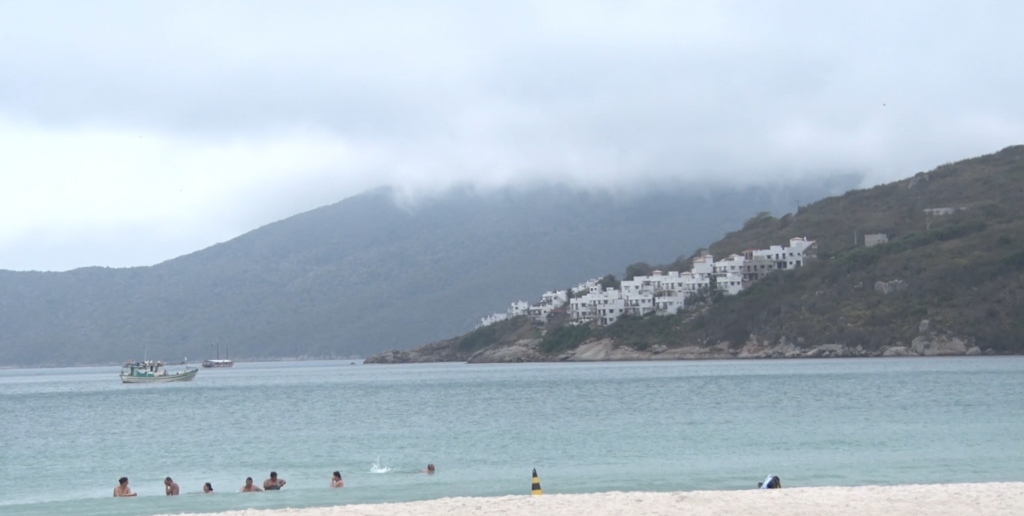 Praias de Araruama, Cabo Frio, Búzios e Arraial do Cabo estão impróprias ao banho; veja os locais