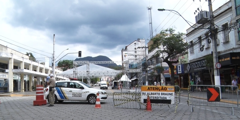 Estruturas começaram a ser montadas para as festas na cidade