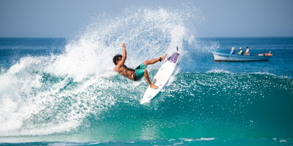 Campeão em etapa de desafio internacional, surfista de Arraial quer 'ondas maiores'