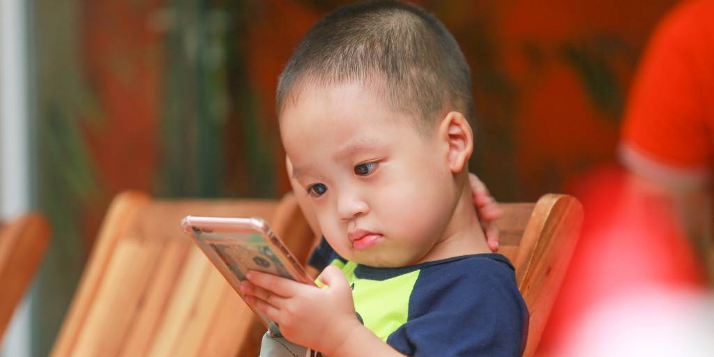 Dia Nacional da Infância: Qual é o limite para o uso de aparelhos eletrônicos pelas crianças?