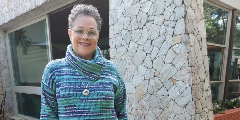 Cristina Gurjão é jornalista, professora universitária aposentada, taróloga e especialista em assuntos holísticos