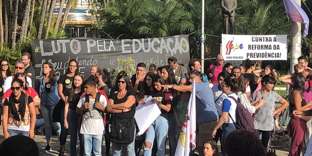 Nova Friburgo tem protesto de estudantes e professores