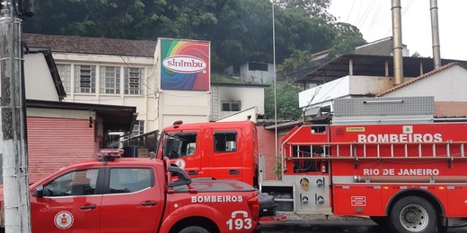 Bombeiros controlam focos de incêndio em fábrica de Nova Friburgo
