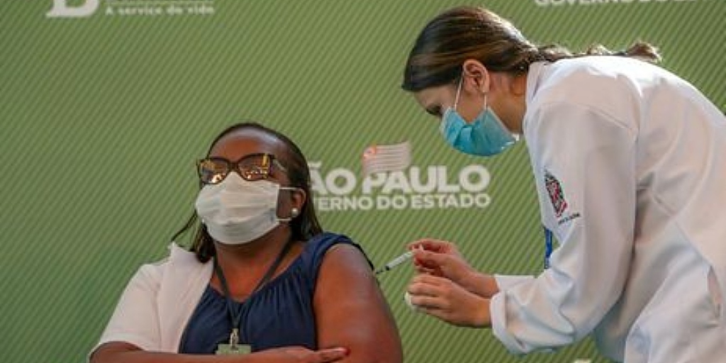 Enfermeira de São Paulo é a primeira pessoa vacinada no Brasil 