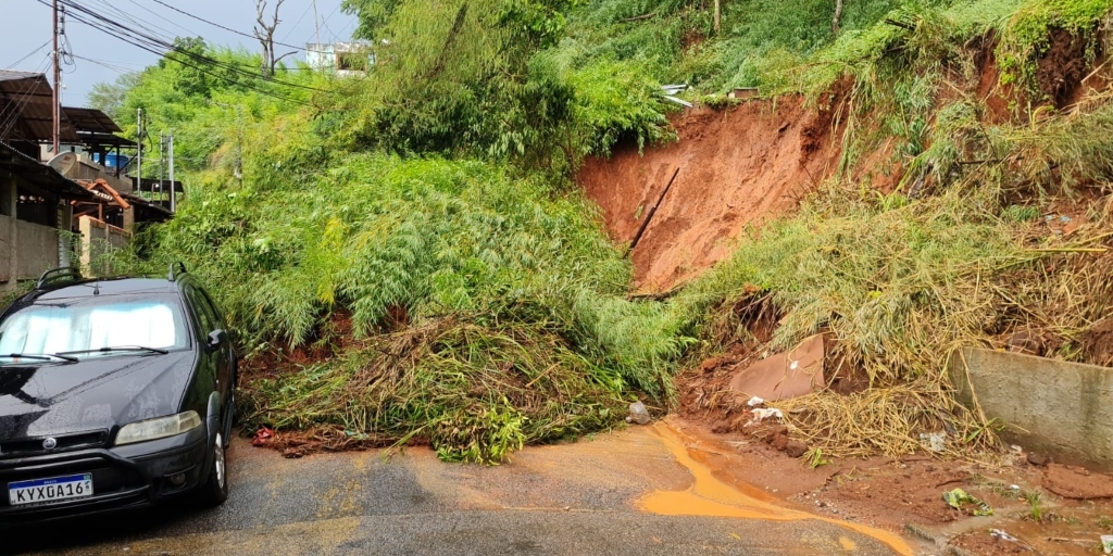 Via que liga os bairros Catarcione e Varginha ficou obstruída por barreira