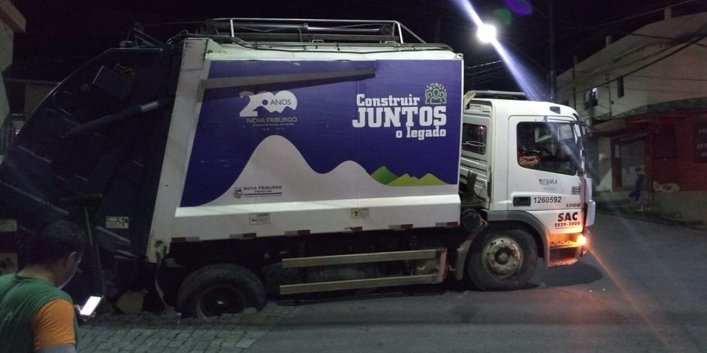 Caminhão com oito toneladas de lixo afunda em rua de Nova Friburgo