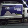 Caminhão com oito toneladas de lixo afunda em rua de Nova Friburgo
