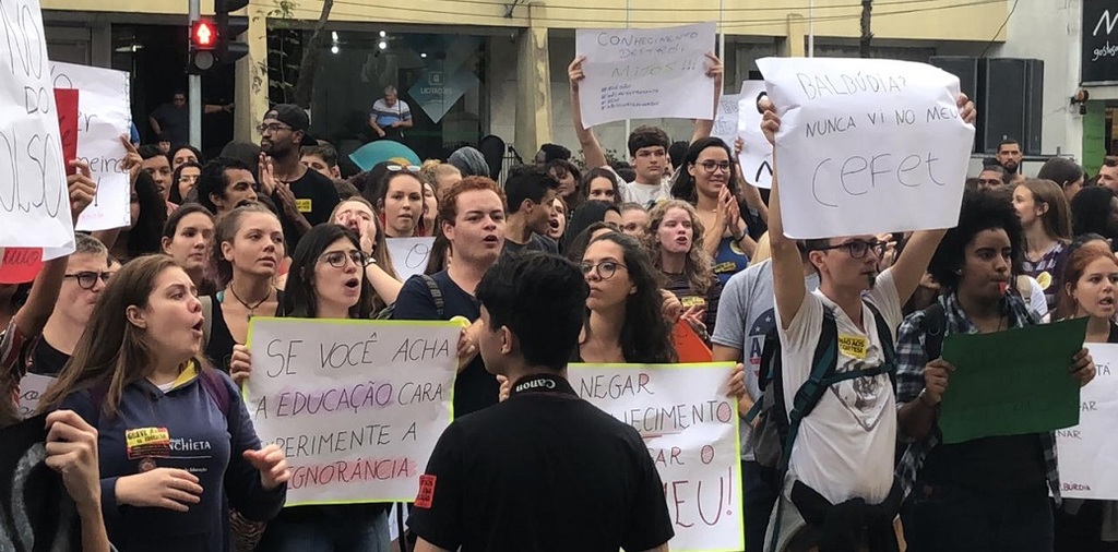 Estudantes protestam em frente à Prefeitura de Nova Friburgo