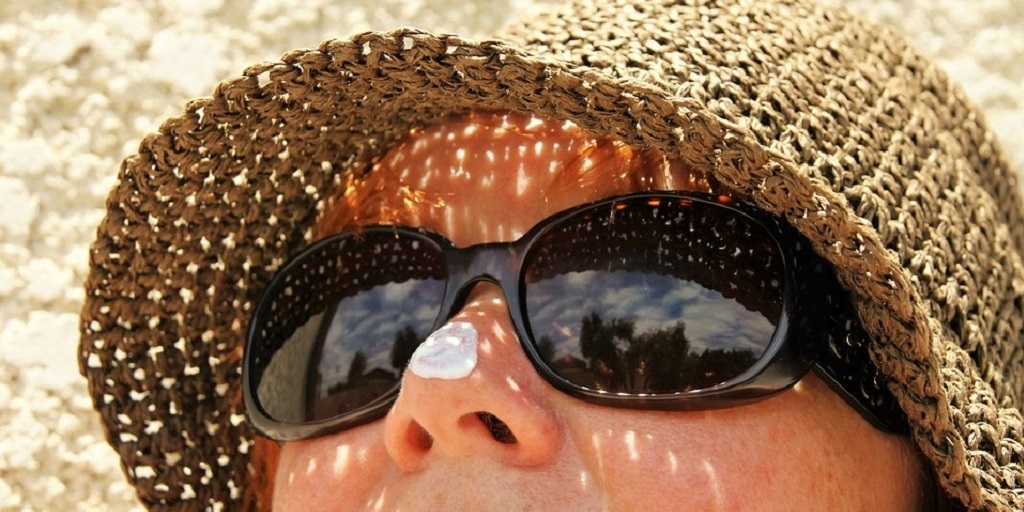 Além do filtro solar, usar óculos escuros e um chapéu podem ser auxílios importantes quando exposto ao sol