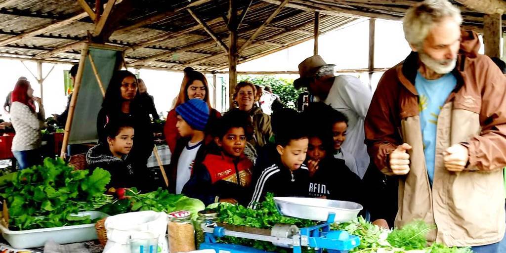 Projeto leva estudantes para conhecerem a Feira Orgânica de Teresópolis