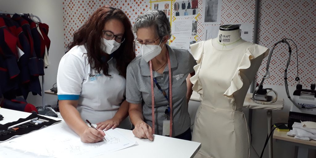 A instrutora Claudinea Almeida ajuda a treinar Christine para a competição