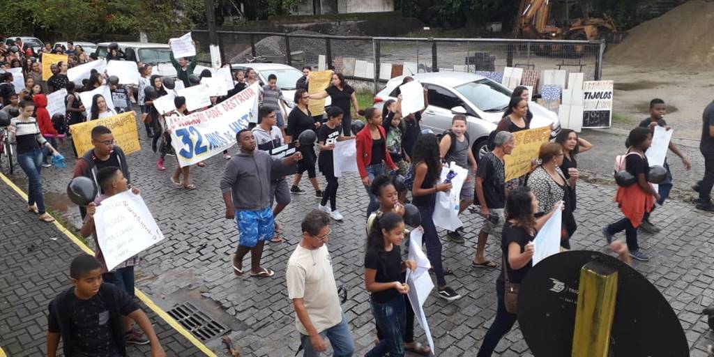 Pais e estudantes durante protesto em rua de Cachoeiras de Macacu