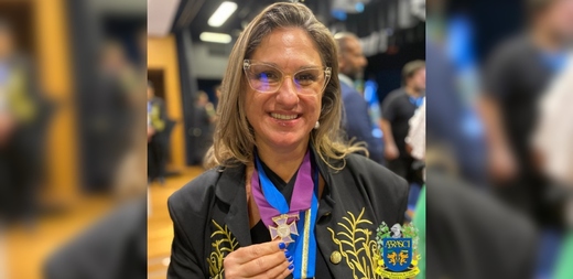 Enfermeira cabo-friense celebra medalha recebida da Academia Brasileira de Ciências, Artes, História e Literatura