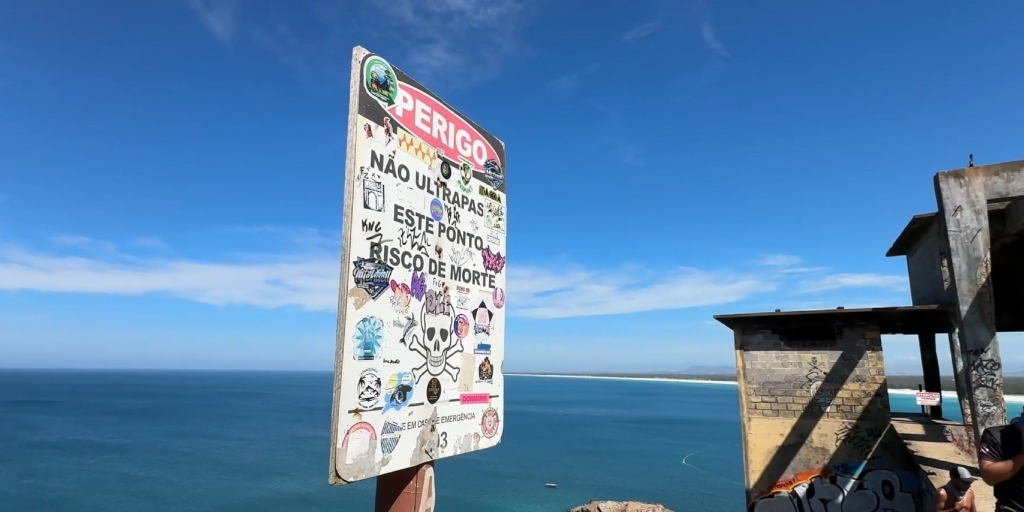 Placas com sinalização de alerta ao perigo são frequentemente vandalizadas