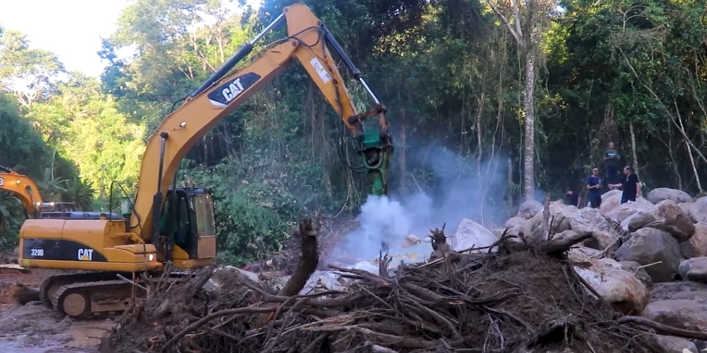 Pedras gigantes estão sendo quebradas para serem removidas