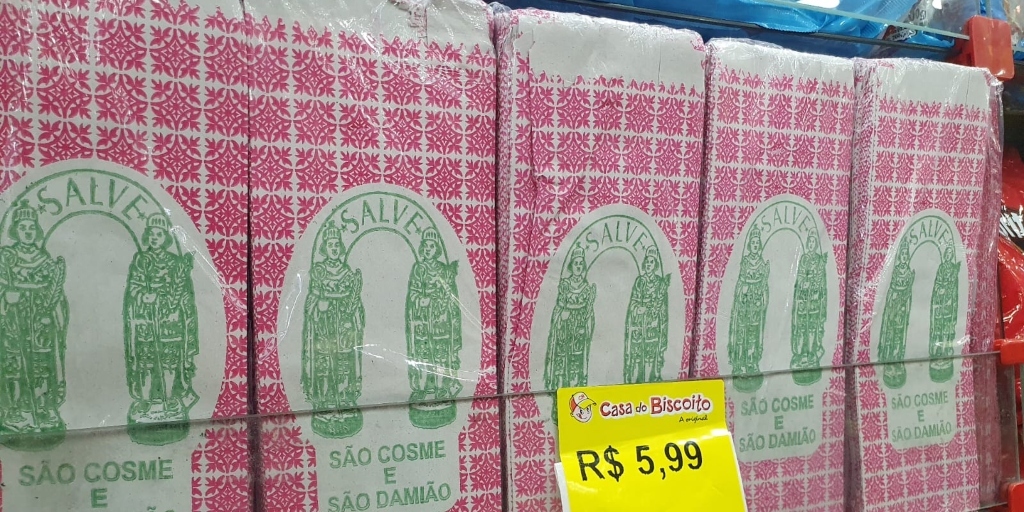 A tradição de distribuir doces em sacolinhas perdura através dos anos