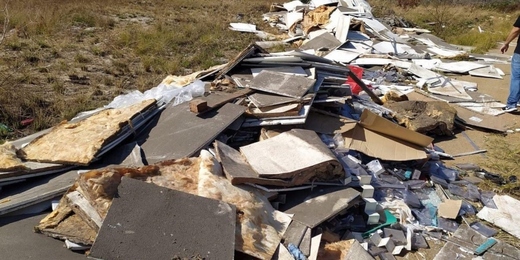 Supermercado é multado por descarte irregular de lixo em área de reserva de Arraial do Cabo 