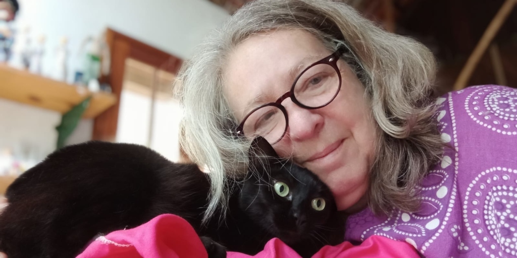 Nivea Semprini alerta que gatos pretos não fazem mal algum aos humanos