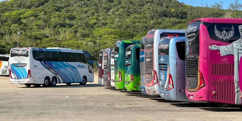 Justiça restabelece cobrança de taxa de R$ 2.500 para ônibus de turismo em Cabo Frio