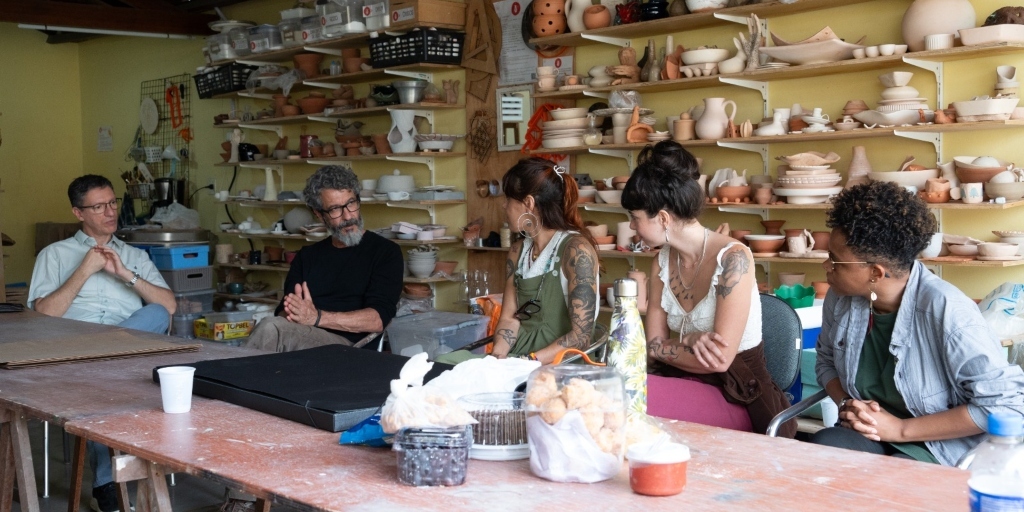 O organizador do projeto, Wilton Neves, e o curador Mario Moreira com artistas da mostra