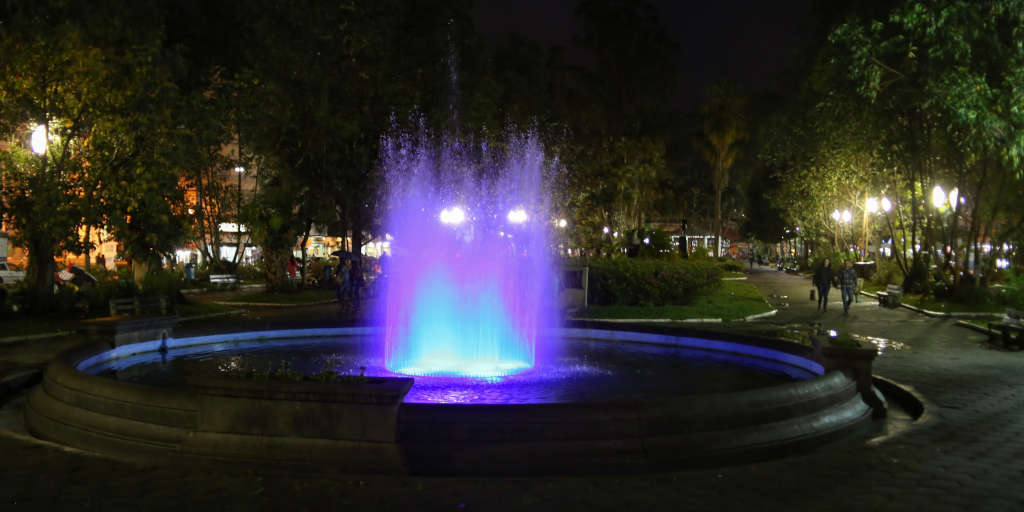 Chafariz de praça em Nova Friburgo recebe nova iluminação