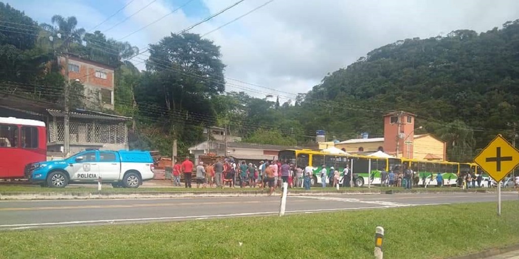 Em Pessegueiros, ônibus foram impedidos de circular durante protesto
