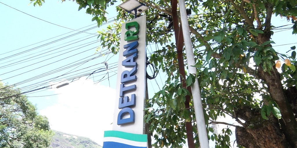 Detran-RJ fecha unidades e libera dirigir com carteira vencida para alguns casos