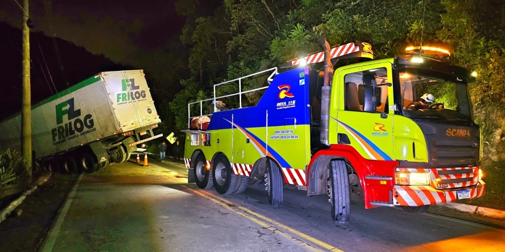 Equipes iniciaram a retirada da carreta na noite dessa quinta, 18