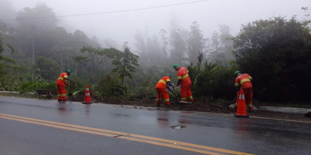 Equipes trabalharam na manhã desta sexta para fazer serviços de limpeza e reparo na rodovia