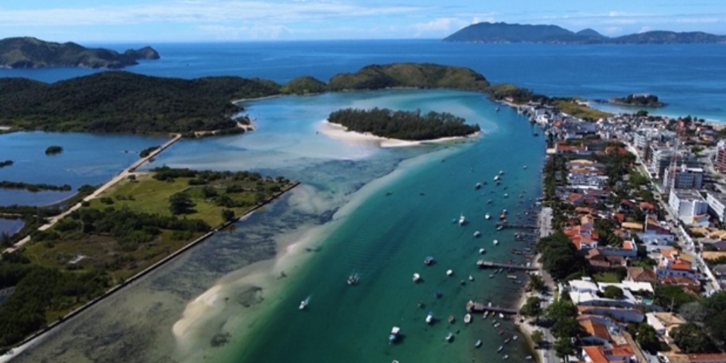 A Lagoa de Araruama, na verdade, é uma laguna, pois possui ligação com a água do mar